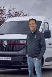 Produktspecialist Steffen Månsson foran Renault Master