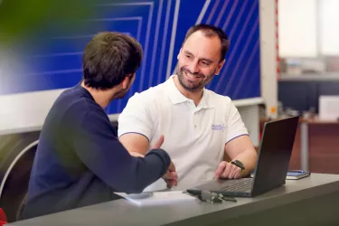 Decarbonization wheel - step 3 (we design your solution): Advice on purchasing an electric vehicle (Renault Trucks E-Tech D) and financing - handshake