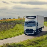 Renault Trucks D Wide 19 tonnes équipé d'une caisse réfrigérée Lamberet : sur la route au milieu des vignes en automne