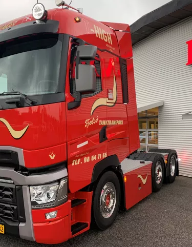 Renault T-High 6x2 pushertrækker er leveret til Fjelsø Tanktransport.