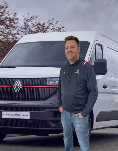 Produktspecialist Steffen Månsson foran Renault Master