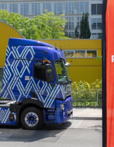 Diamond Echo truck and Renault Trucks banner