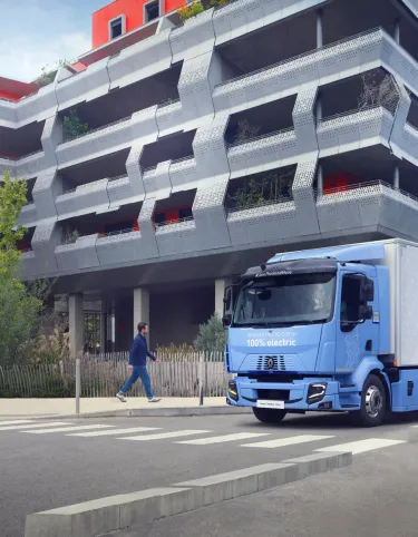 A Renault Trucks E-Tech D at a junction in the city