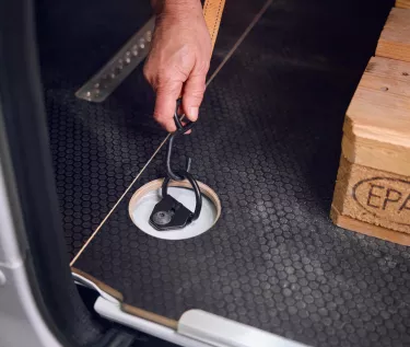 Renault Trucks Master 4 Red EDITION tie-down hooks